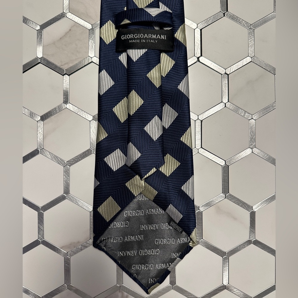 Giorgio Armani Made in Italy 100% Silk Navy Gold Diamond Geometric Luxury Tie - Picture 3 of 6